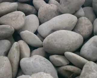 Bolones de piedra para muros de contención y paisajismo en Chillán - C&R Transportes